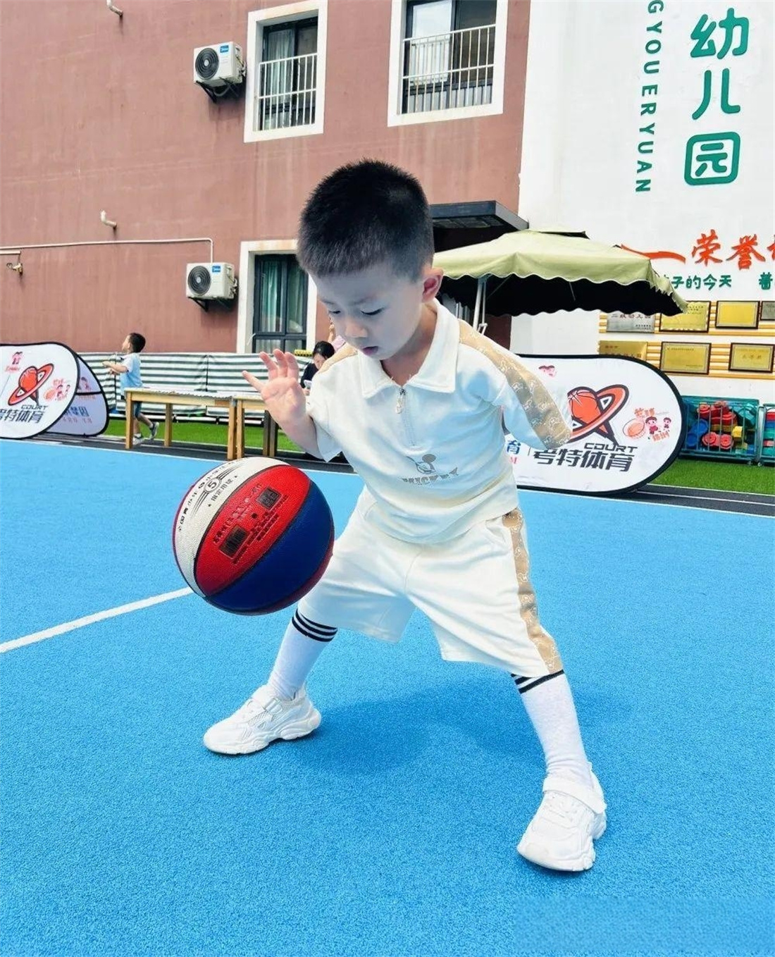 幼兒園籃球特色運動，幼兒園籃球教育，幼兒園籃球場規(guī)劃