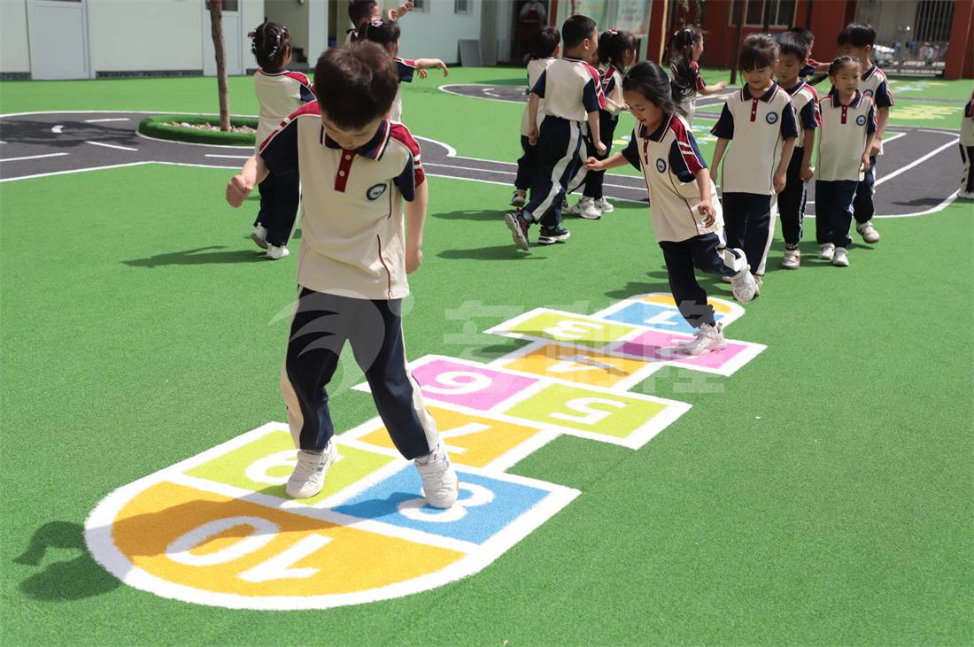 幼兒園戶外場(chǎng)地設(shè)計(jì)，幼兒園地彈坪